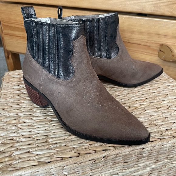 Band of Gypsies Micro Cow Suede leather borderline western  ankle booties - Picture 1 of 6